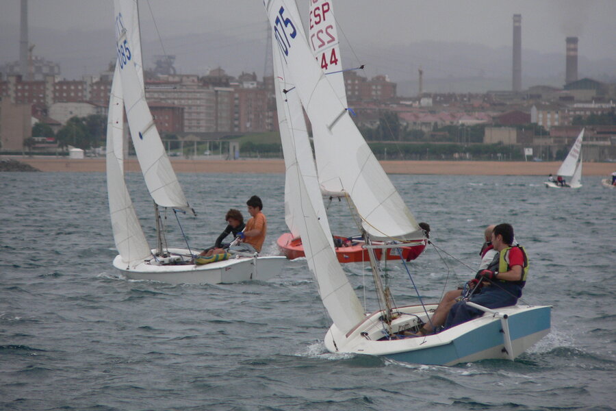 Two Snipe dinghies racing upwind